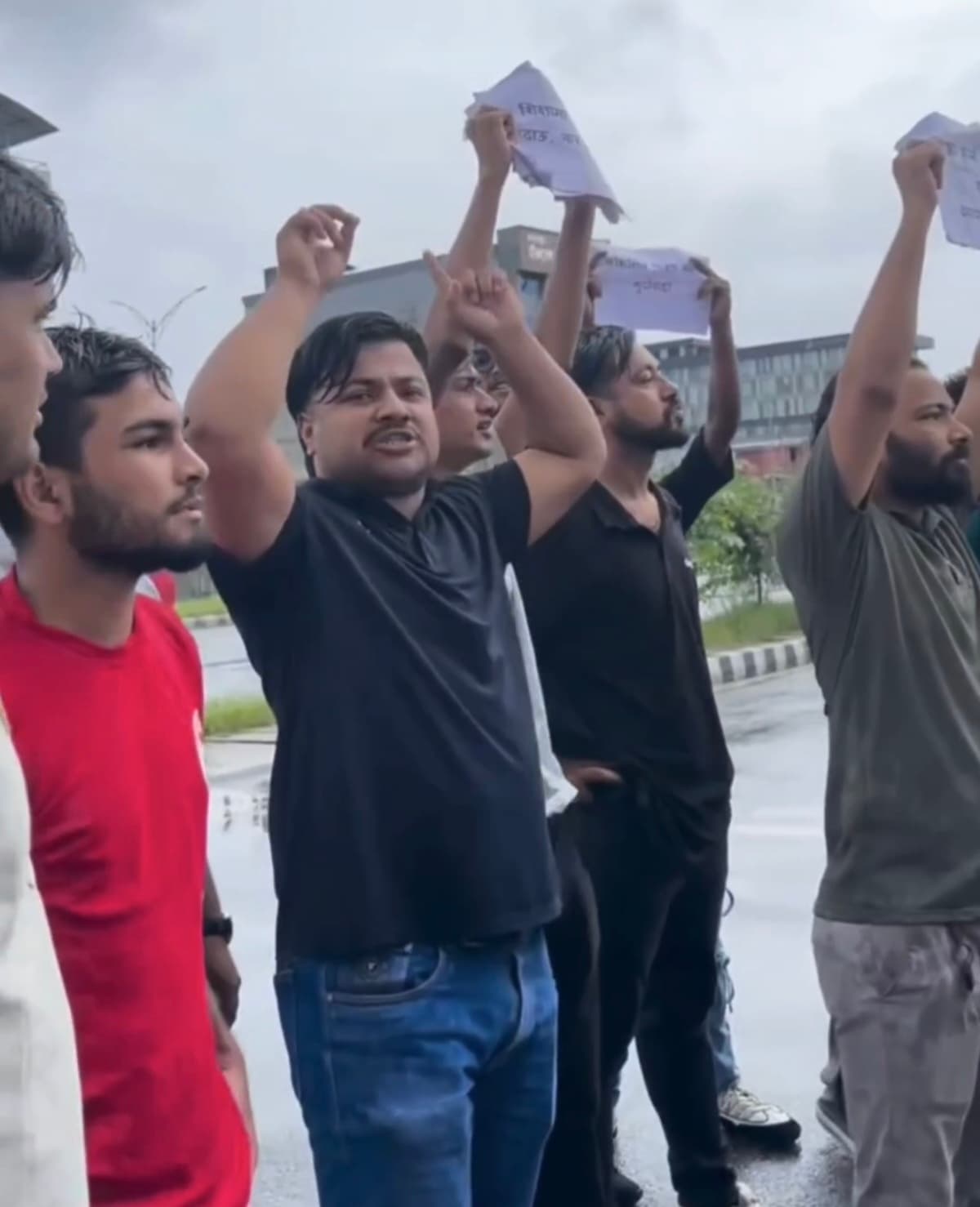 शिक्षामा लगाएको कर खारेजीको माग गर्दै शिक्षा मन्त्री लाई विद्यार्थीले देखाए कालो झण्डा