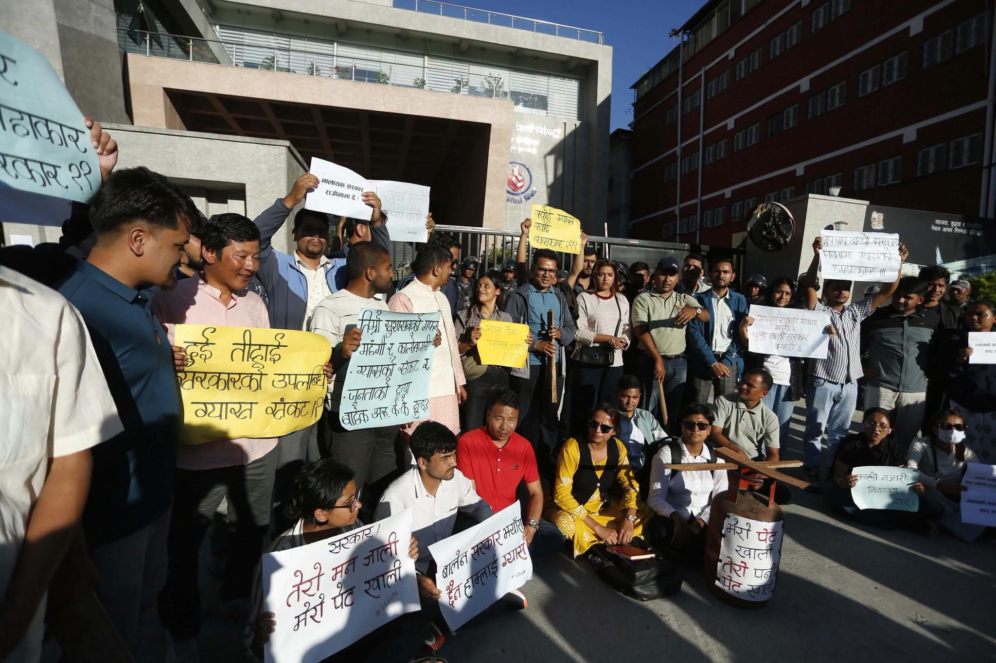 ग्यासको अभाव र कालोबजारी विरुद्ध आयल निगम अगाडि विद्यार्थीको प्रदर्शन